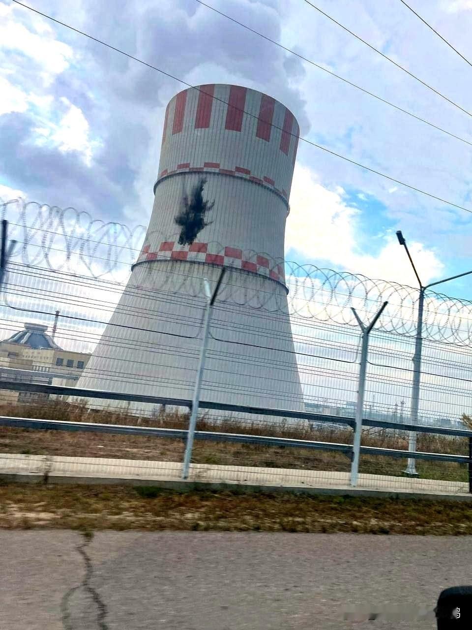 肥鹅寻思着，乌克兰这无人机是来给核电站刷黑色涂料的吧？

10月7日，乌克兰使用