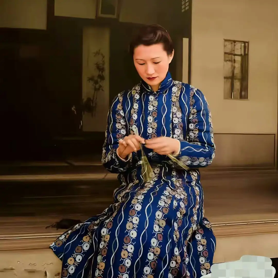 1953年，赵一荻被幽禁期间，坐在廊台边认真编织毛衣时的一张镜头 
