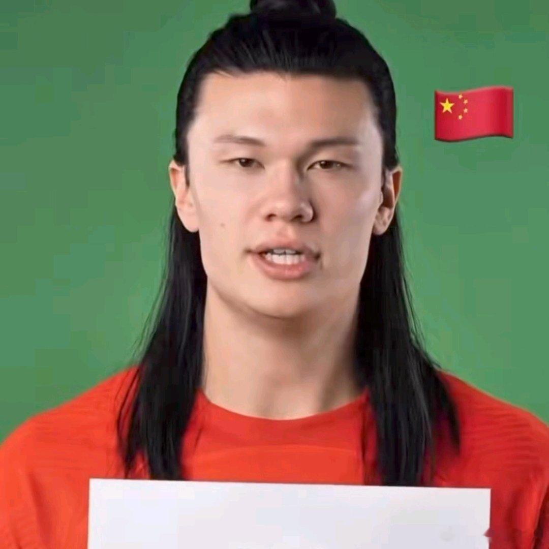 中国版哈兰德被创作成身穿飘逸红衣、手持9号令牌的武侠大侠形象，打破了球场上的硬汉