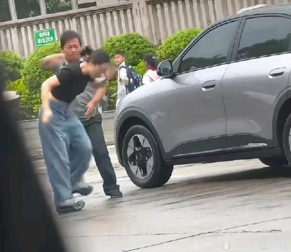 这个女生有什么话不能好好说？非要上前给保安一脚我感觉保安也没太过分啊？ 