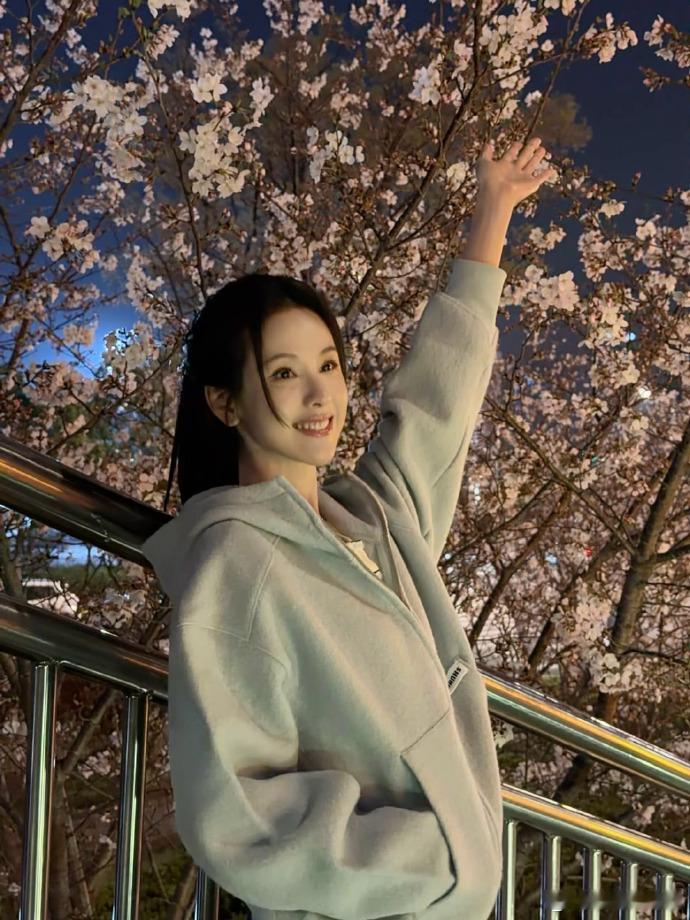 陈都灵拍了夜樱陈都灵夜樱随拍 夜樱好看，嘟嘟更好看～ 