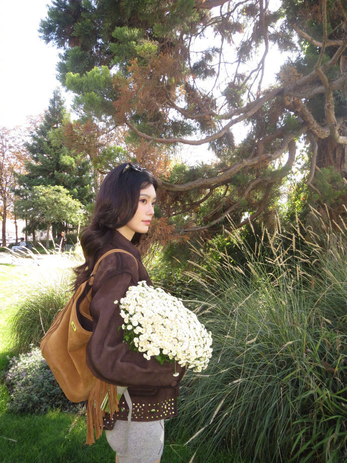 没想到奚梦瑶粤语这么溜！活动上和客户顺畅交流，反差感拉满～