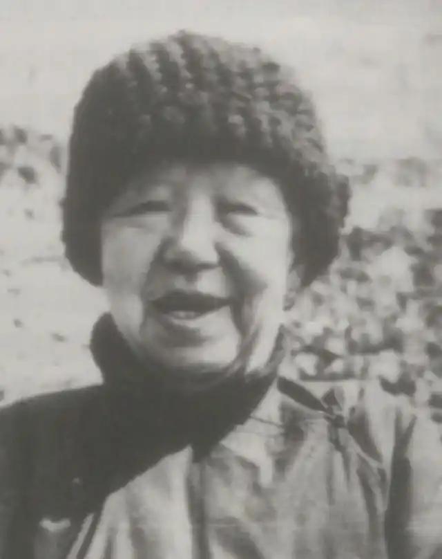 1942年，河北深山悬崖上，为躲避日军搜捕，50多名八路军藏在18个山洞中，时间