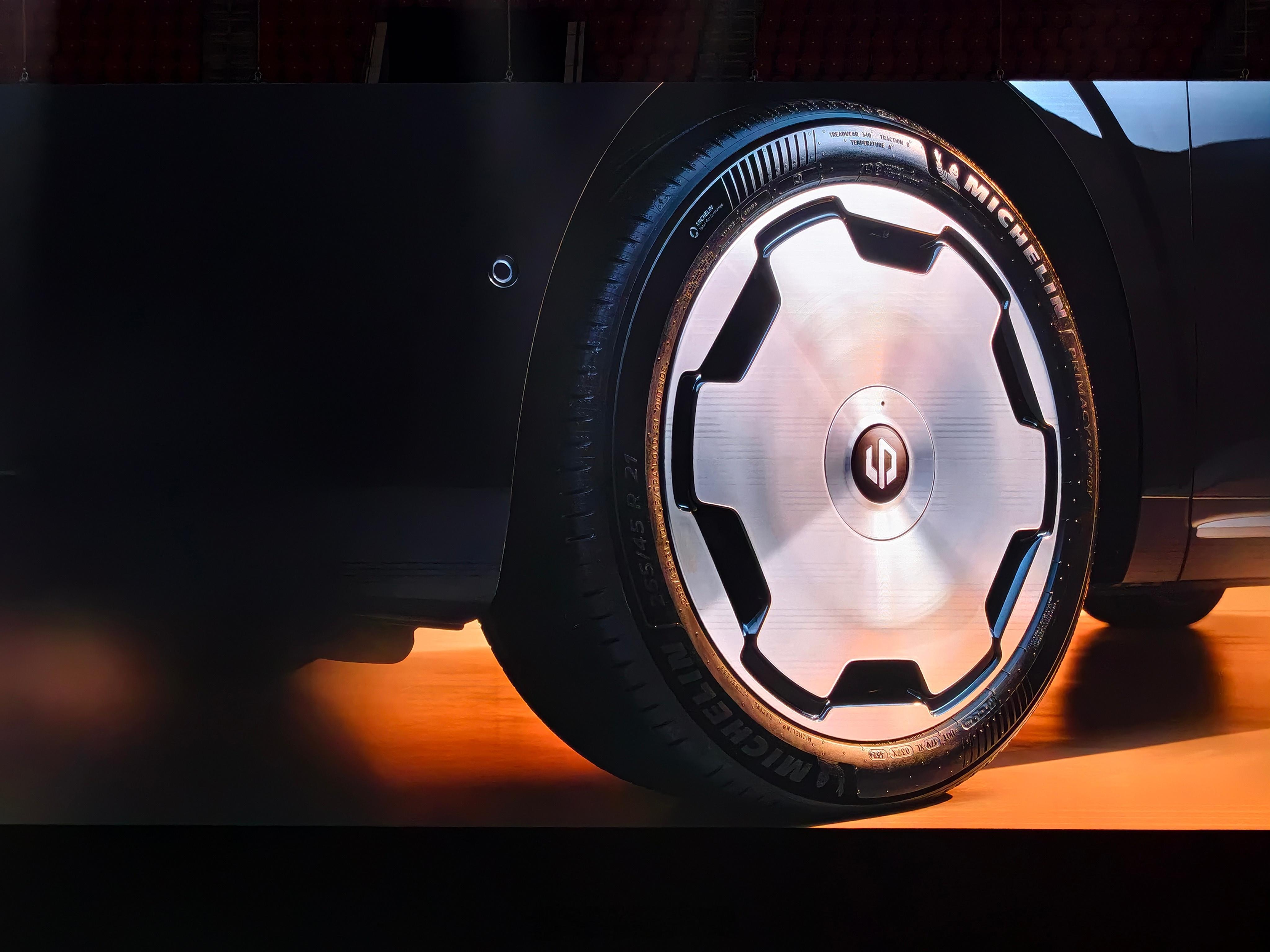 零跑10周年发布会零跑d19 D19这轮毂看起来是真不错