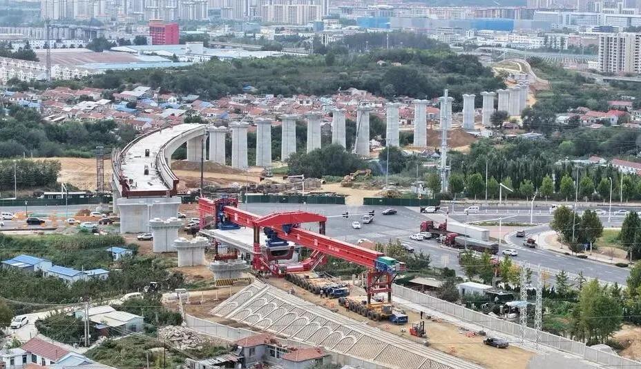 山东烟台，投入60多个亿的南站改扩建工程提速了，关键节点实现突破，箱梁架设，设备