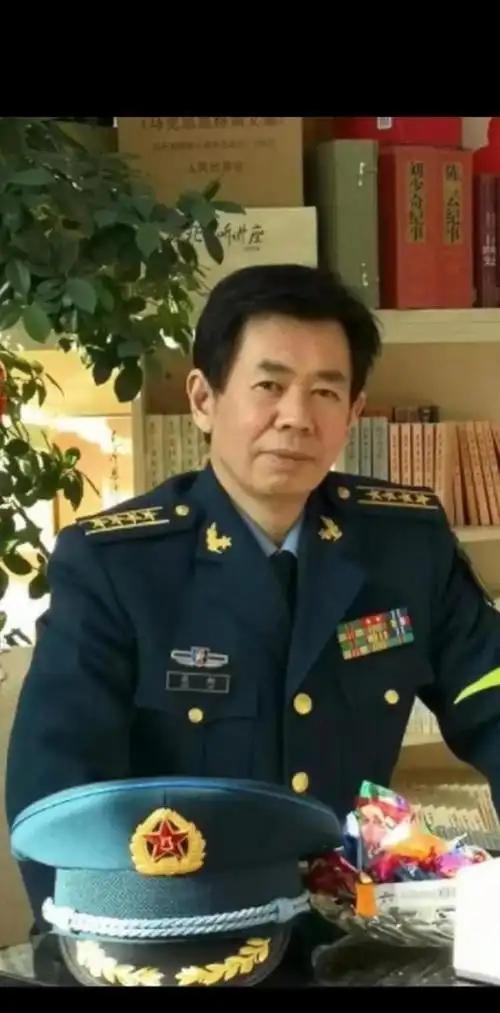 最大的"台独分子"，终于露出真面目了！这顶帽子，扣不到溃退台湾的国民党头上，跟台