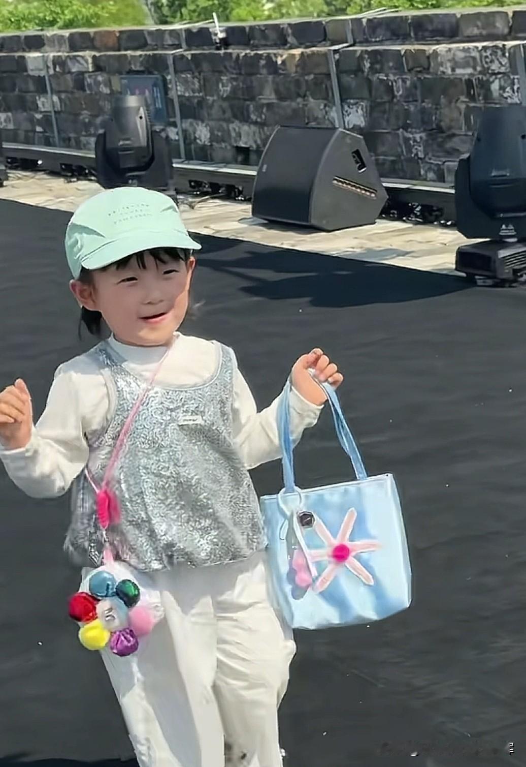 被闪闪小朋友的童装秀狠狠圈粉！

3岁的年纪，却有着超越年龄的灵动与从容。舞台上