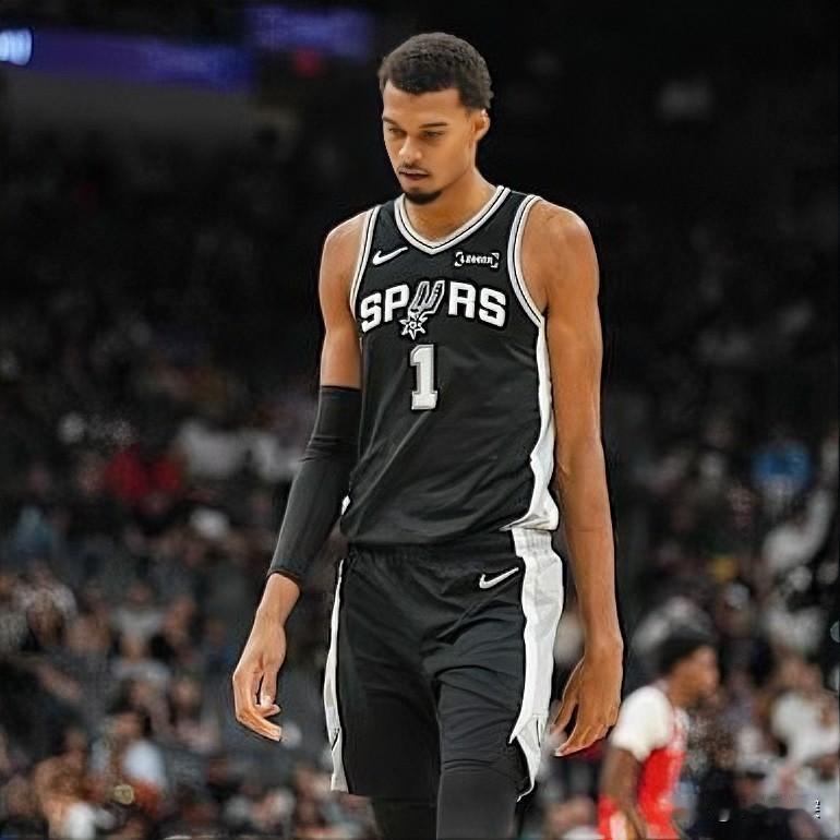 马刺遭重击，面临1-3可能！
在与开拓者的G2比赛里，文班亚马在一次进攻中，整个