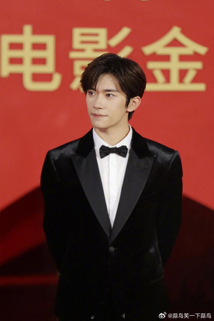 金鸡影帝殊荣花落易烊千玺，扎实演技与不懈努力换得认可，演艺之路再攀高峰，感情之事