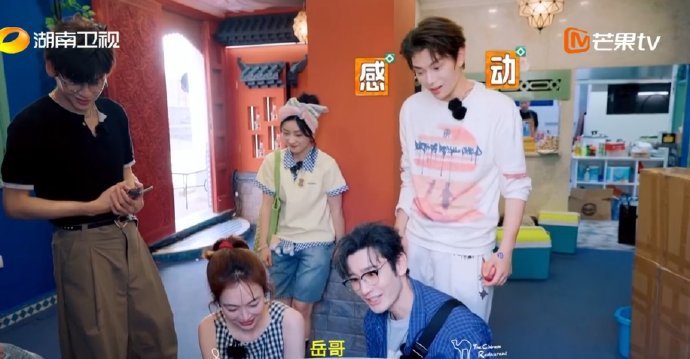 黄晓明[超话]黄晓明亲了岳云鹏黄晓明真的亲了岳云鹏《中餐厅》上演“甜蜜暴击”！岳