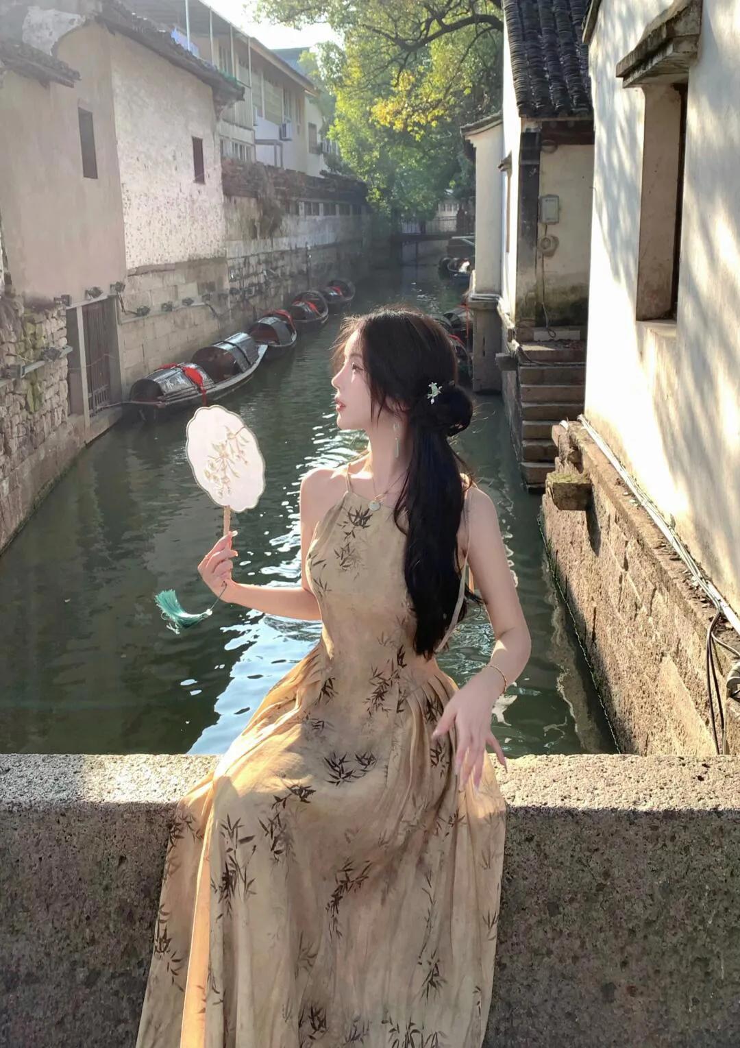 悠然漫步江南水乡手持团扇韵味十足淑女独自把景观 新中式穿搭