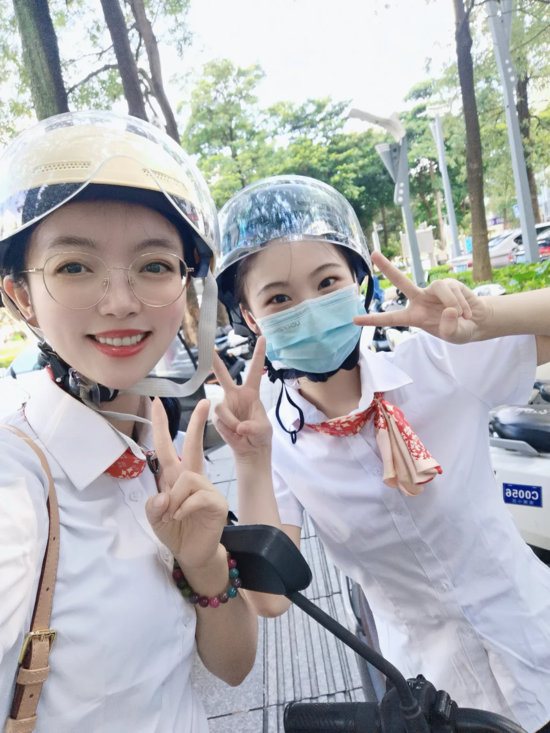 骑着可爱的小摩托