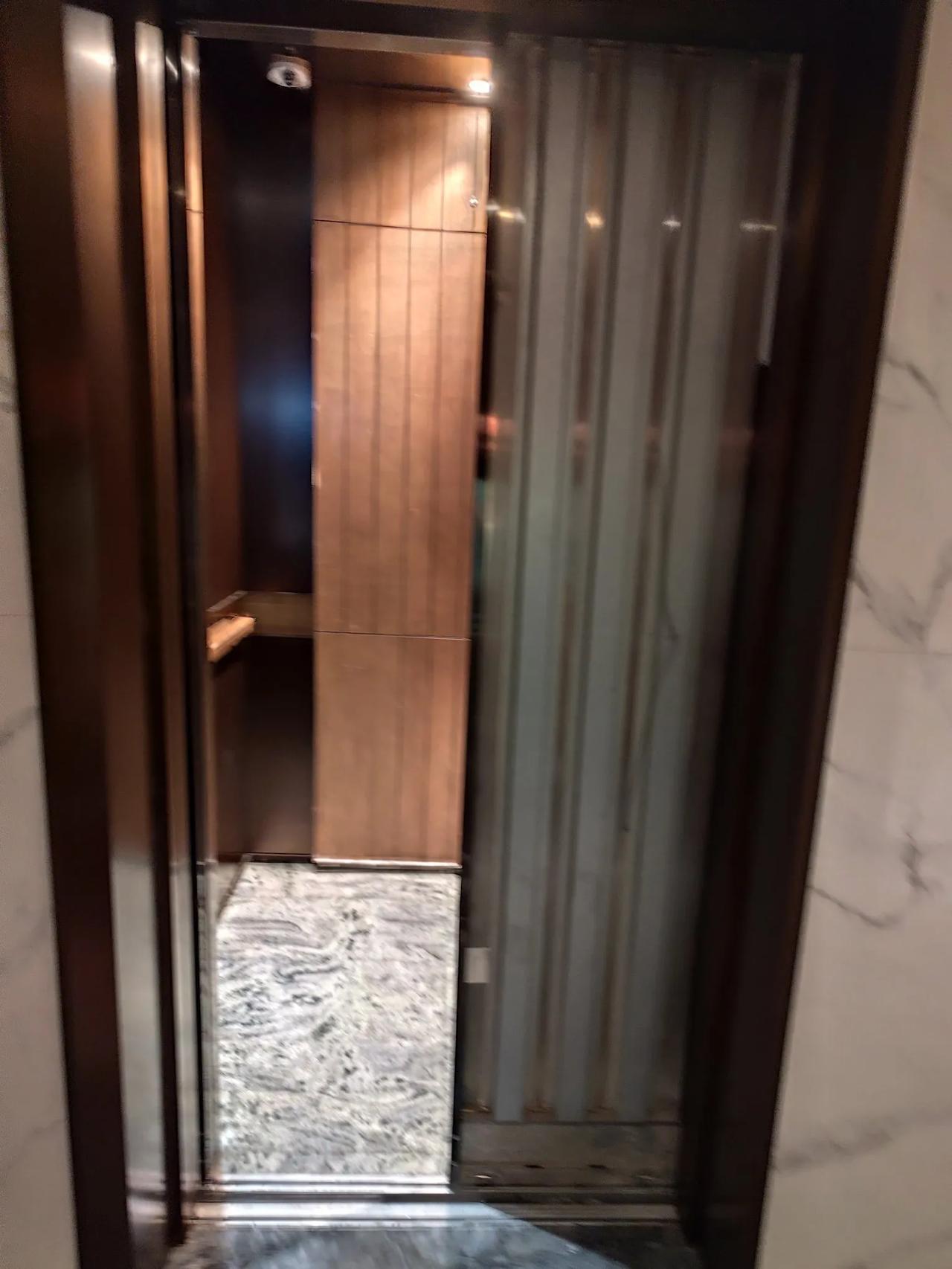 电梯开门是这样，请问是啥情况？我能进去吗？这是什么高科技？
看这场景，我有点看科