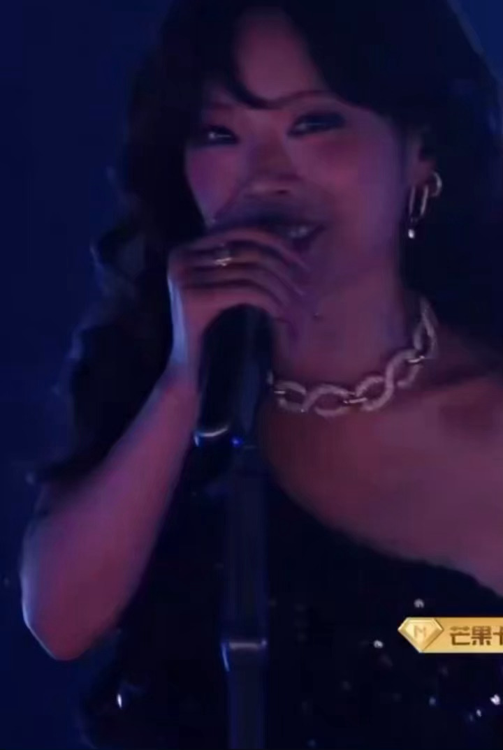 万妮达完全女王完全不吃压力，她是怎么做到Rap、唱歌、气场都厉害的 
