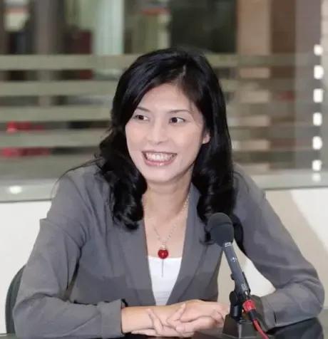 区桂芝老师提问:“两岸不能永远维持现状”时，郑丽文的回答是，“改变现状必须和平的