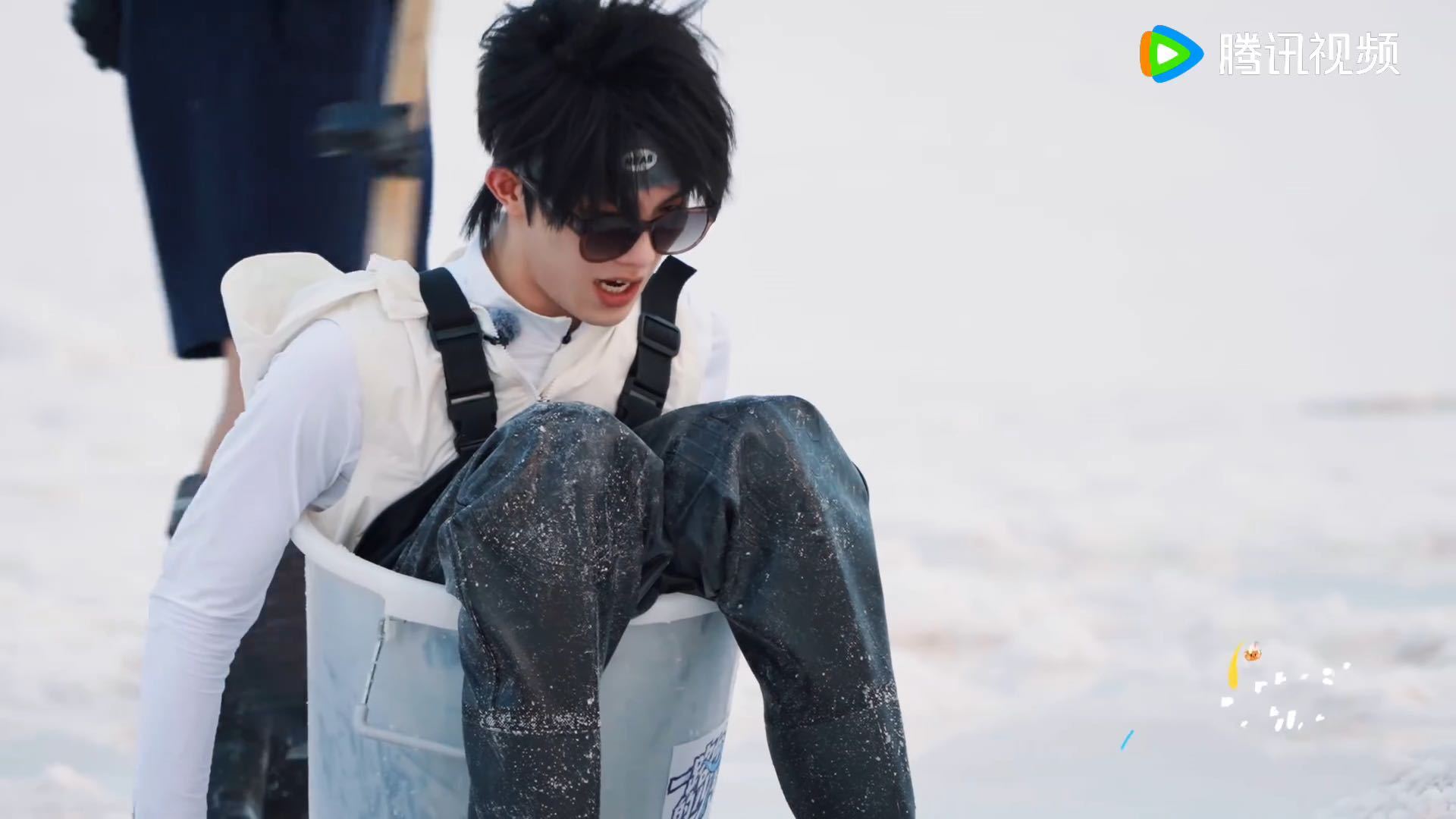 苏新皓卡桶里了苏新皓屁股卡到桶里了 别人录节目是海边漫步，苏新皓录节目是桶里卡住