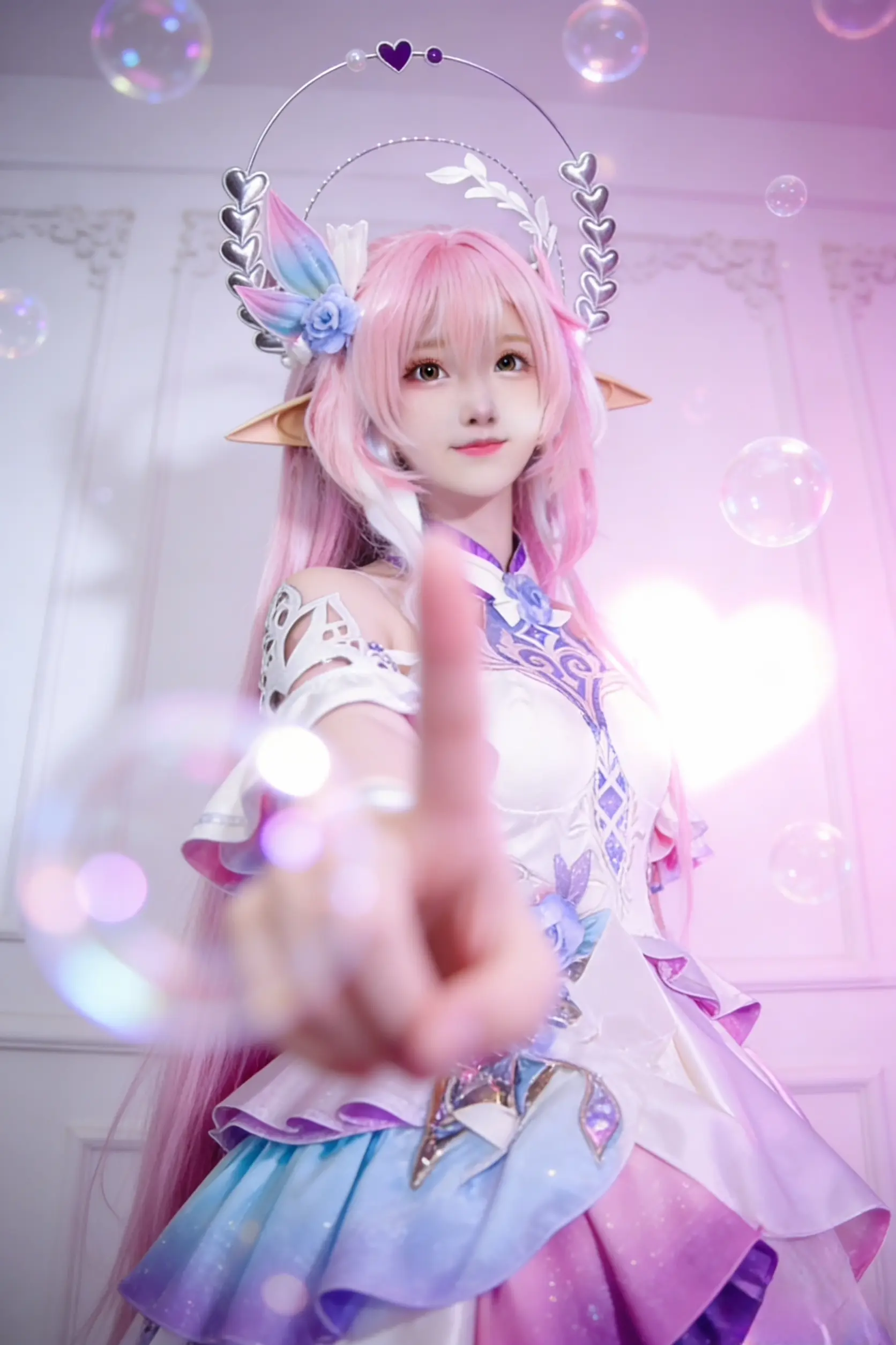 崩坏星穹铁道 昔涟。     遥远的翁法洛斯有一个粉头发的女孩在等你哦~