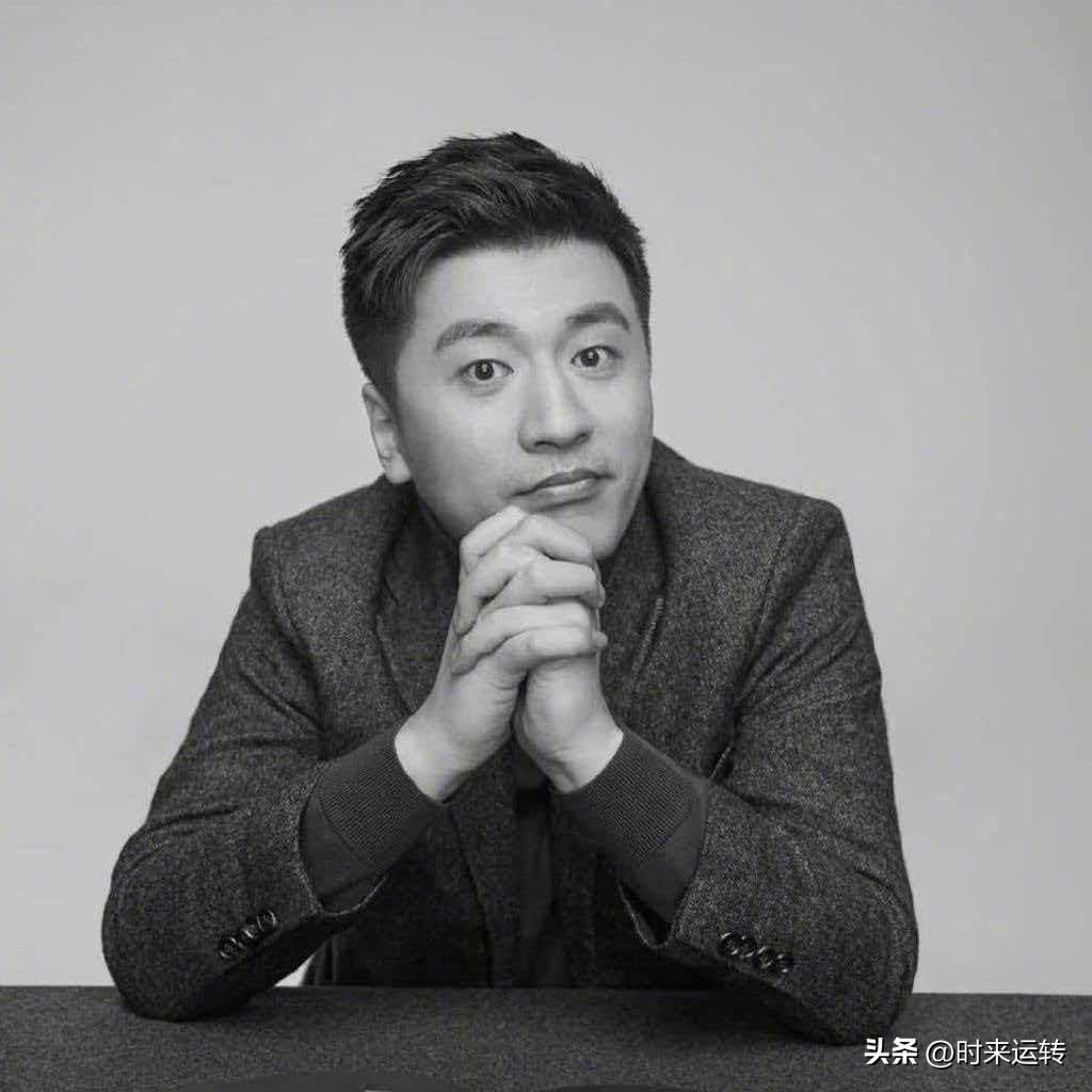 送别张雪峰
那支总在手中挥舞的马克笔，
终于停在了半空。
那个熟悉的声音，那个略