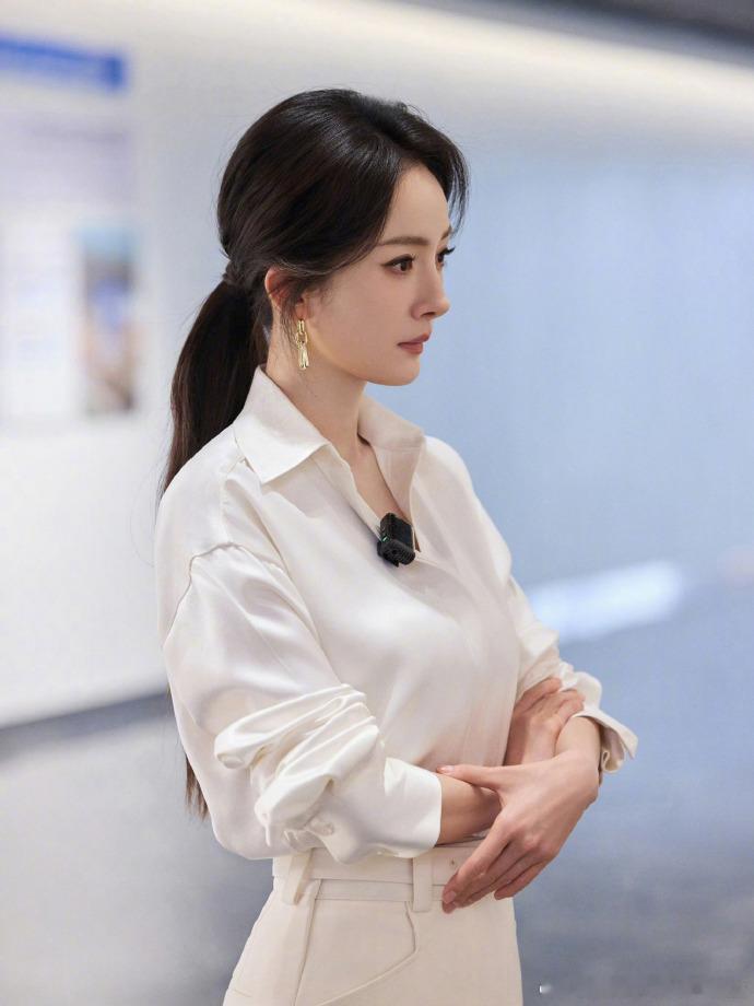 杨幂四天四套高定杨幂穿96套高定了 杨幂在重要场合的着装引发讨论，四天内四套高定