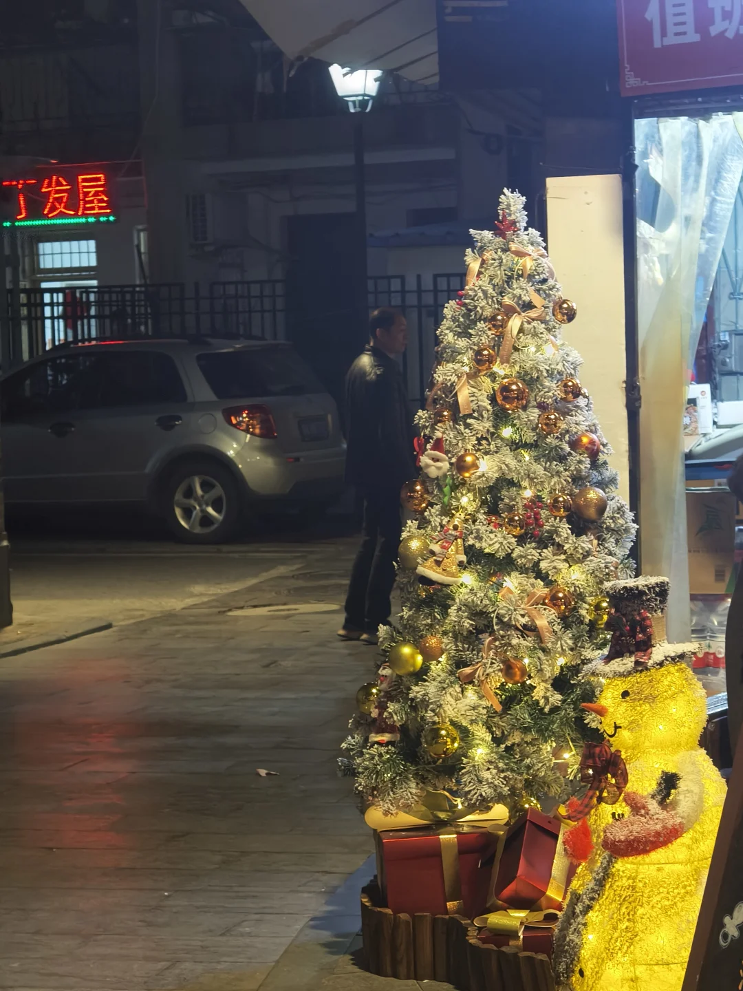 我们仍未知道红星路上能看见多少圣诞树🎄
