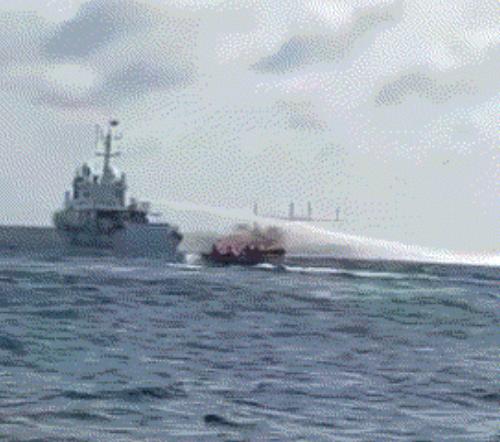 水炮就是给力！菲律宾20艘船冲闯仙宾礁，中国海警果断出手，菲方3人当场受伤！
