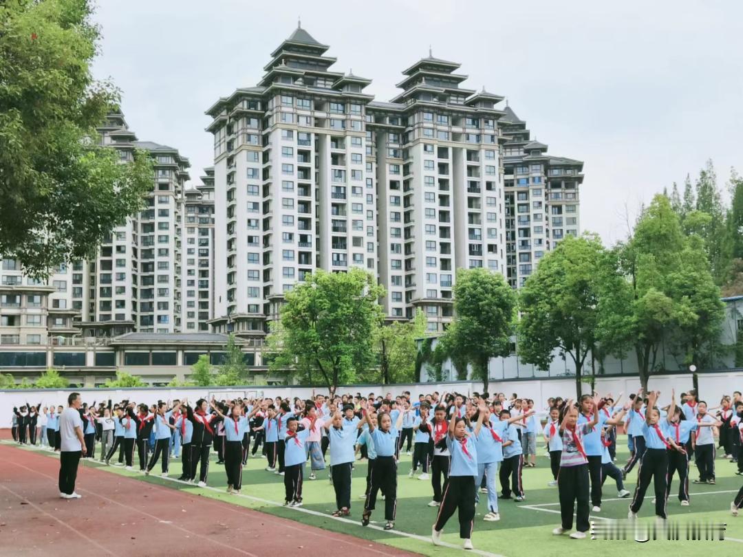 2025年，汉台区鑫源九年制学校全面贯彻党的教育方针，紧扣“立德树人”根本任务，
