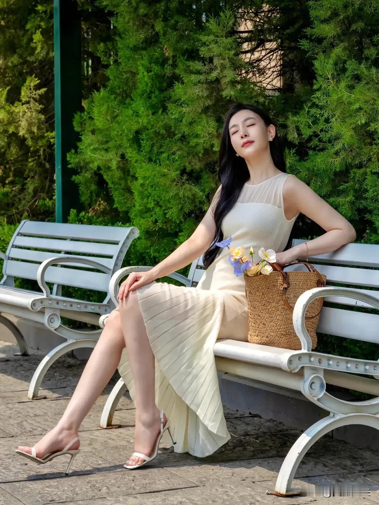 浙江大学是一所历史悠久、声誉卓著的高等学府，坐落于中国历史文化名城、风景旅游胜地