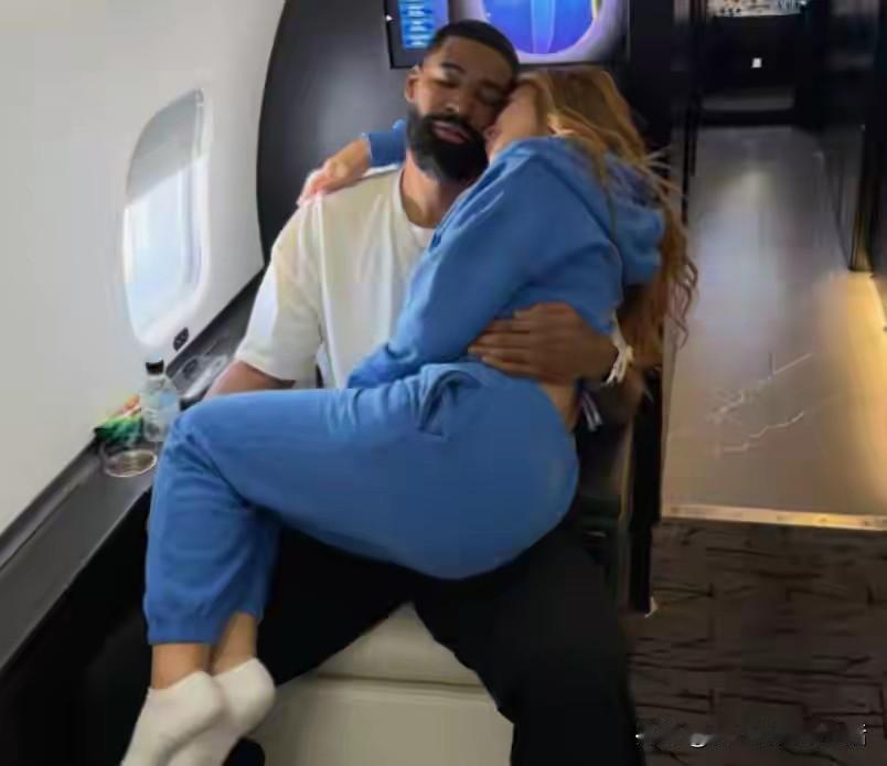 这恩爱秀的，一般人还真抱不住。
51岁的皮蓬前妻拉尔萨，和小20岁的男友杰夫，在