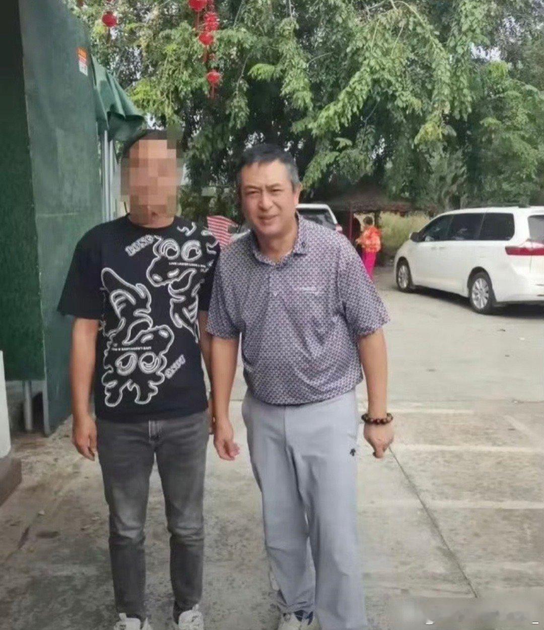 55岁张嘉译驼背花发自嘲接地气对比《蜗居》中意气风发的宋思明，如今的张嘉译虽身形