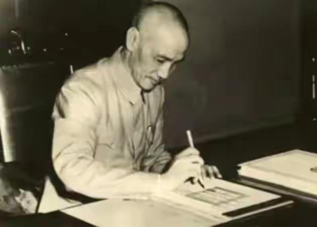 1952年侯镜如的后怕：傅作义明知他要起义，为何选择沉默？
 
1952年，侯镜