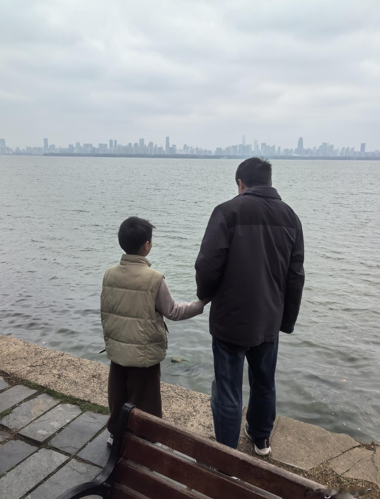 东湖边打车打到冷战，

手机显示司机到了人没来，

我们仨站在风里像三根木头。