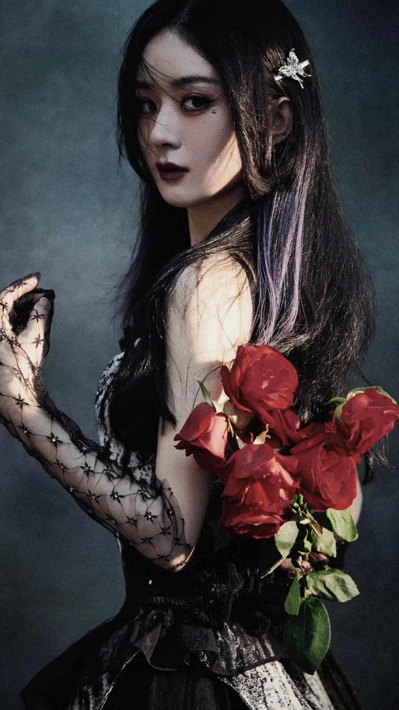 烛火摇晃，玫瑰盛放，她在暗调光影里把哥特美学玩明白了。

公主切碎发挑染紫调，搭