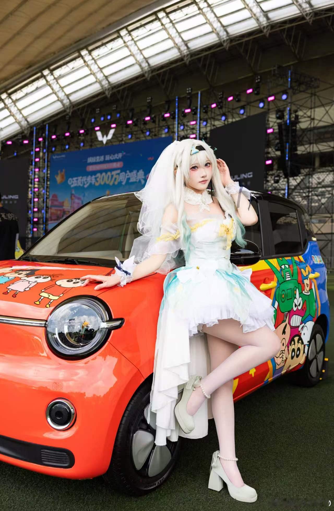 新华AUTO五菱代步车300万用户盛典 五菱美少女集结中💐邂逅颜值座驾畅谈改装