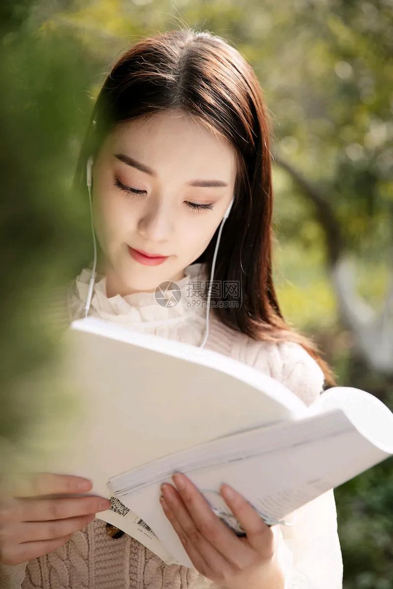 读书莫炫耀
读书无益是反智，
神话读书不自谦。
反智尚智皆偏激，
承认浅薄藏谦言