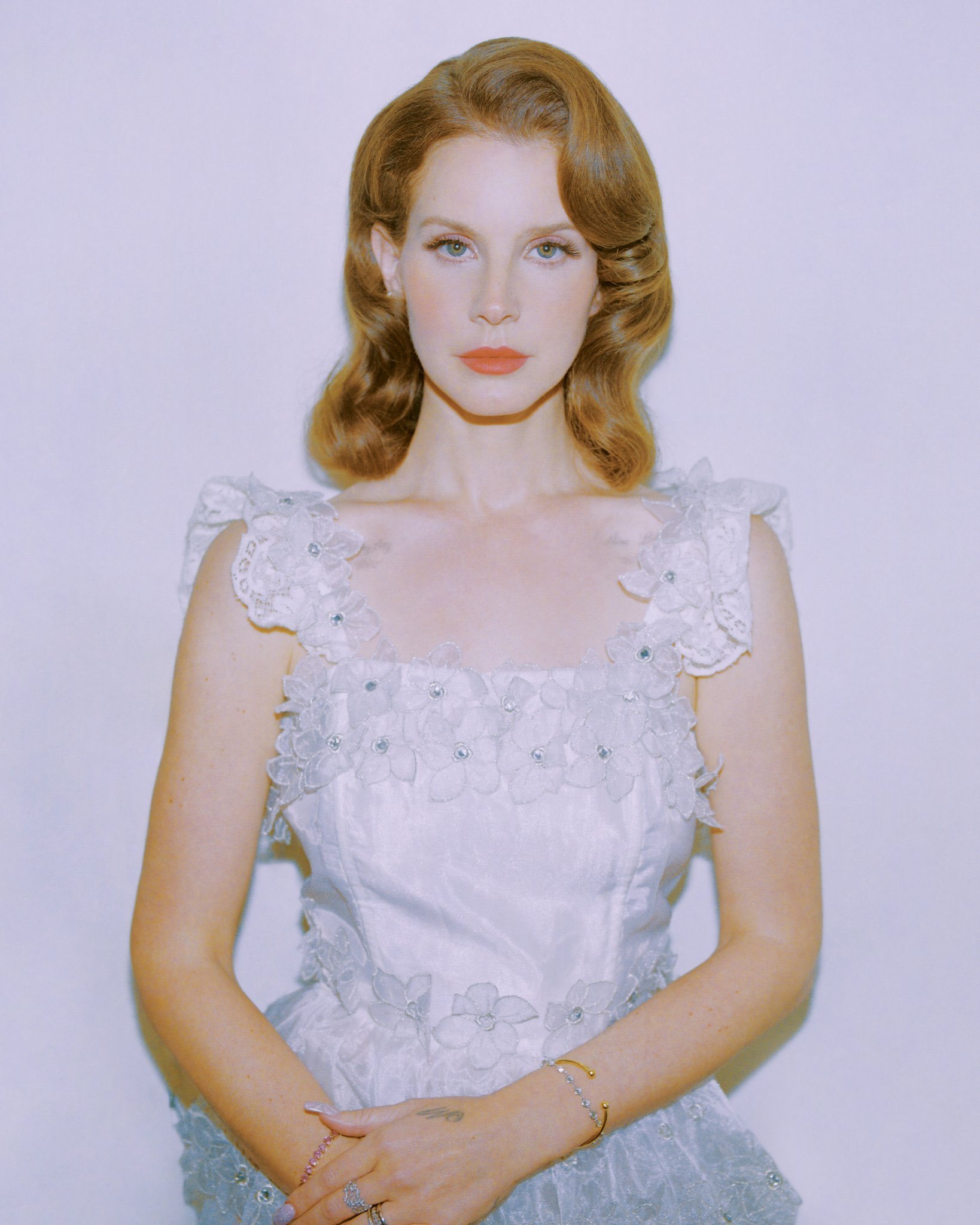 【🆘】Lana Del Rey发表长文官宣「2张新专辑」！她还需要一个月整理后