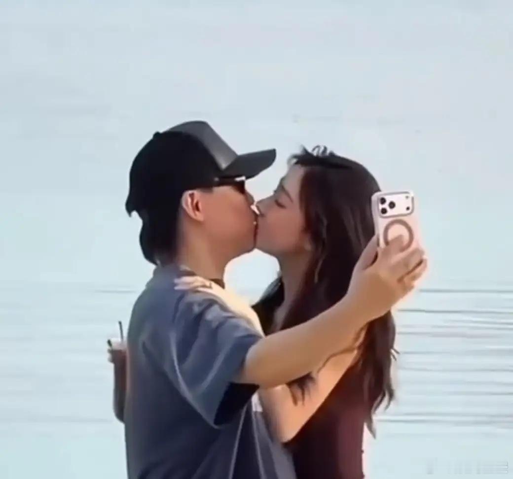 胡彦斌魅力真的有点大上一次被拍到引起轰动的恋情还是他和爽妹那一段，娱乐圈的很多美