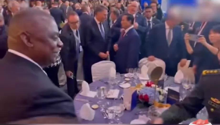  这是挺意外的，因为之前外媒曾炒作中方已经拒绝了会面请求，因此对于这突如其来的握