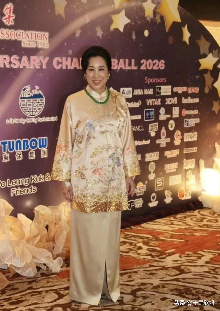 67岁朱玲玲现身慈善晚宴！一身中式华服配帝王绿翡翠，这才是“港姐天花板”的底气！