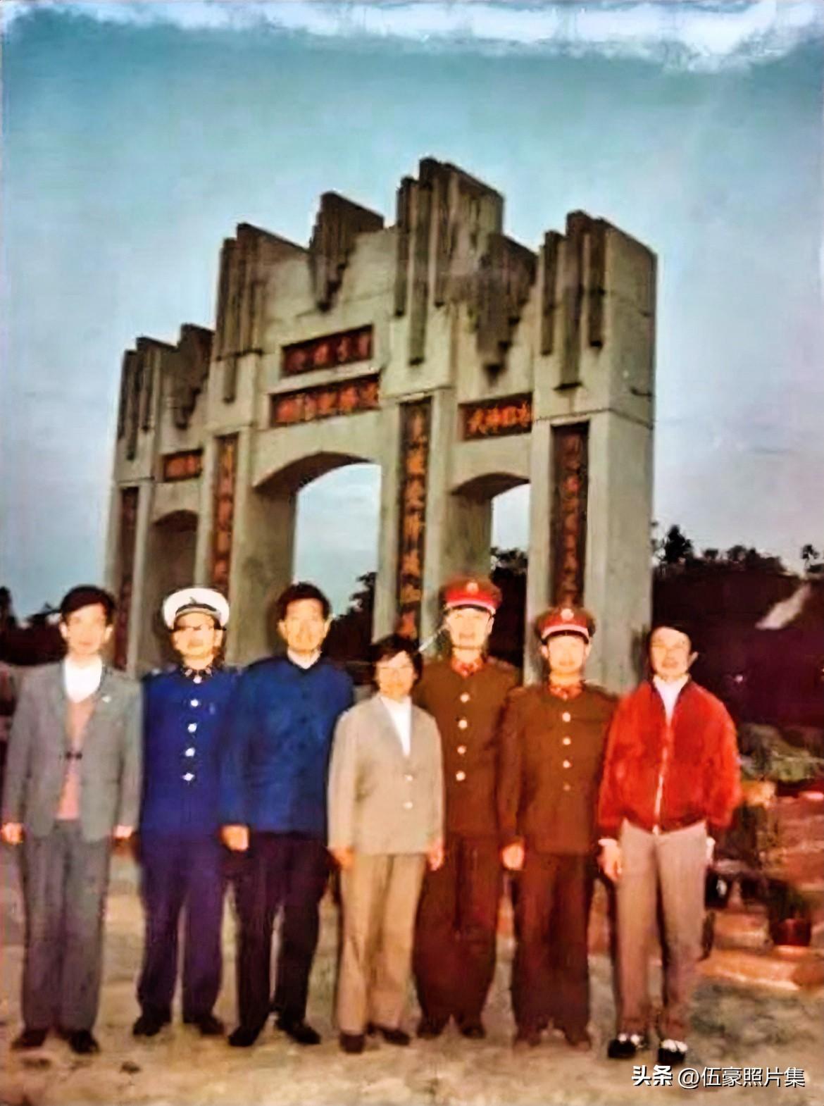 上世纪八十年代，时任会同县领导与粟裕儿子、女儿女婿、养子合影于芷江县抗日受降坊的