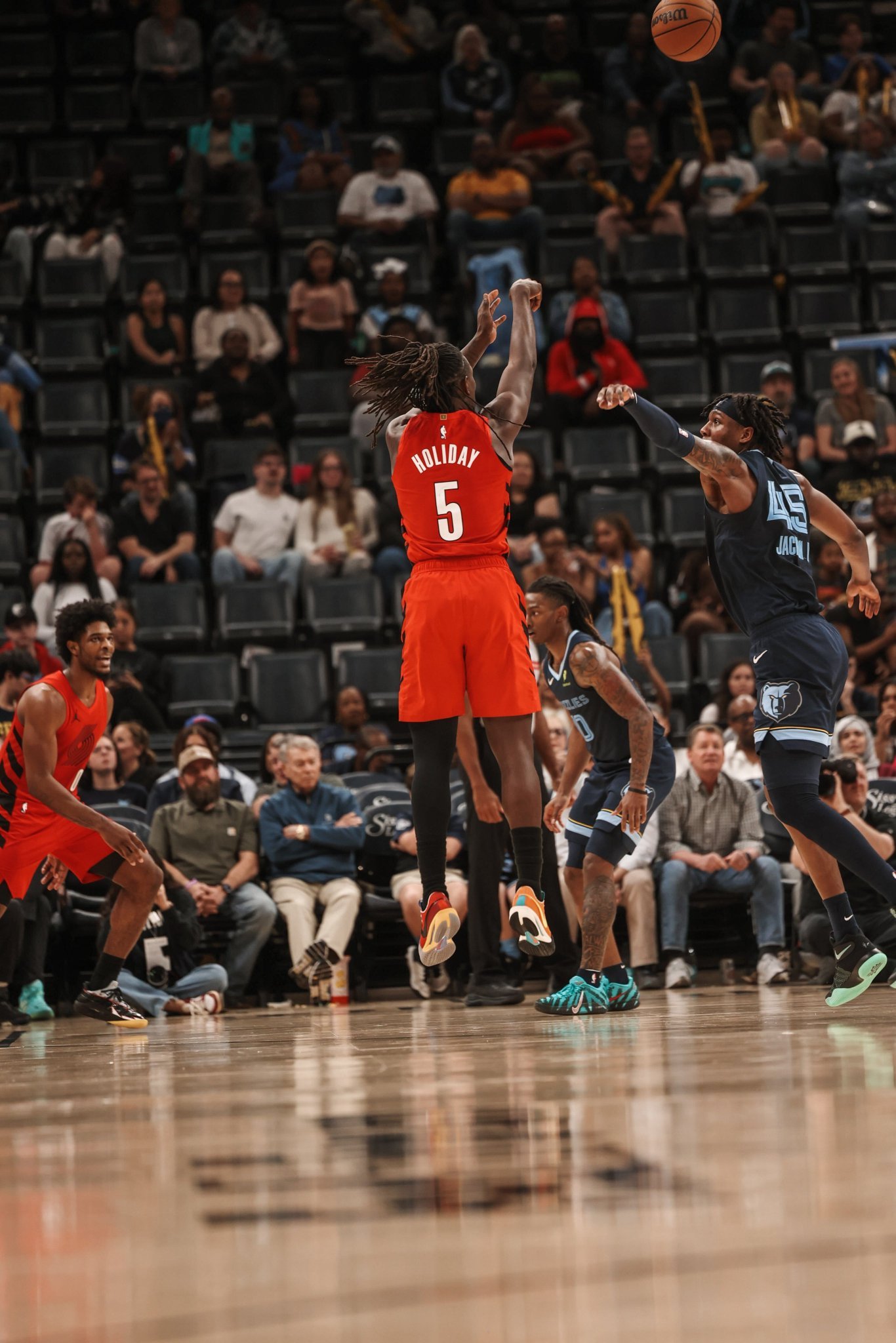 看开拓者了么，没霍勒迪能行吗？35分5板11助8记三分球缺后卫的球队都馋哭了吧