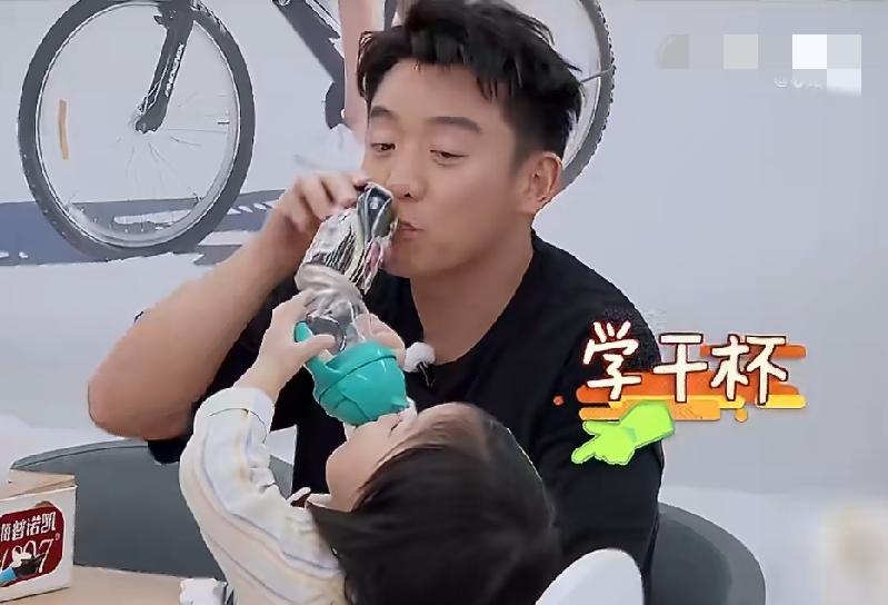 王祖蓝女儿也太可爱了，看见郑恺喝汽水，非要拿着自己的奶瓶和郑恺干杯喝水，学着郑恺