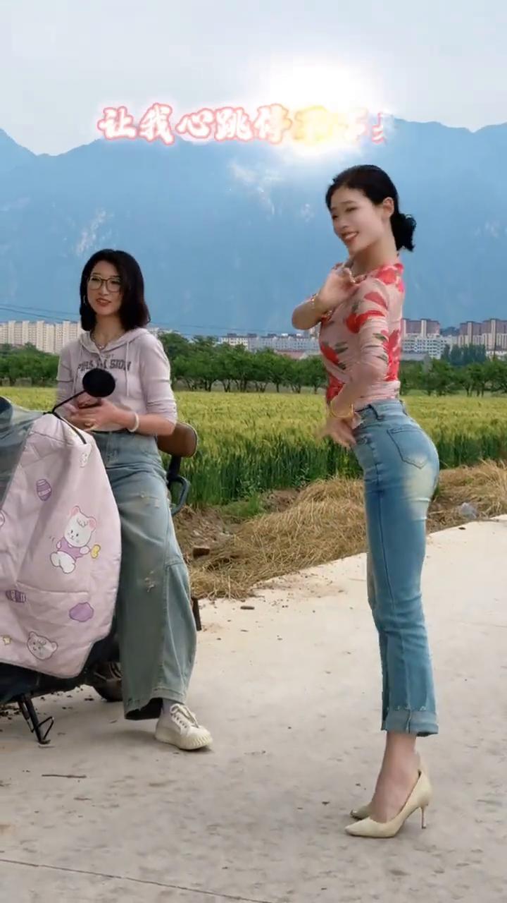 《姑娘姑娘我等你》。
姑娘你从哪里？像那花儿慢慢开。一双眼睛会说话，让我心跳停不