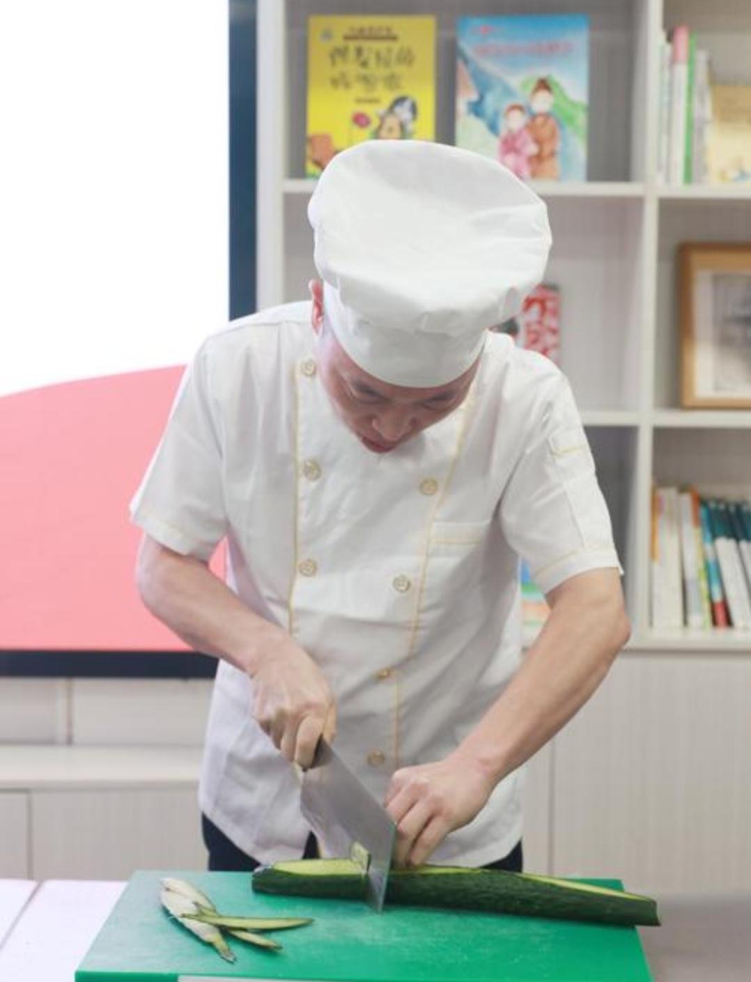 你认为私厨上门做菜有哪些好处？
私厨上门做菜好处多多。首先是超方便，不用出门，在