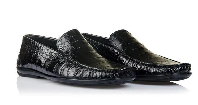 我爸真是抠门界的天花板，对自己狠到离谱。年轻时候为了省钱养家，衣服穿到包浆都不换