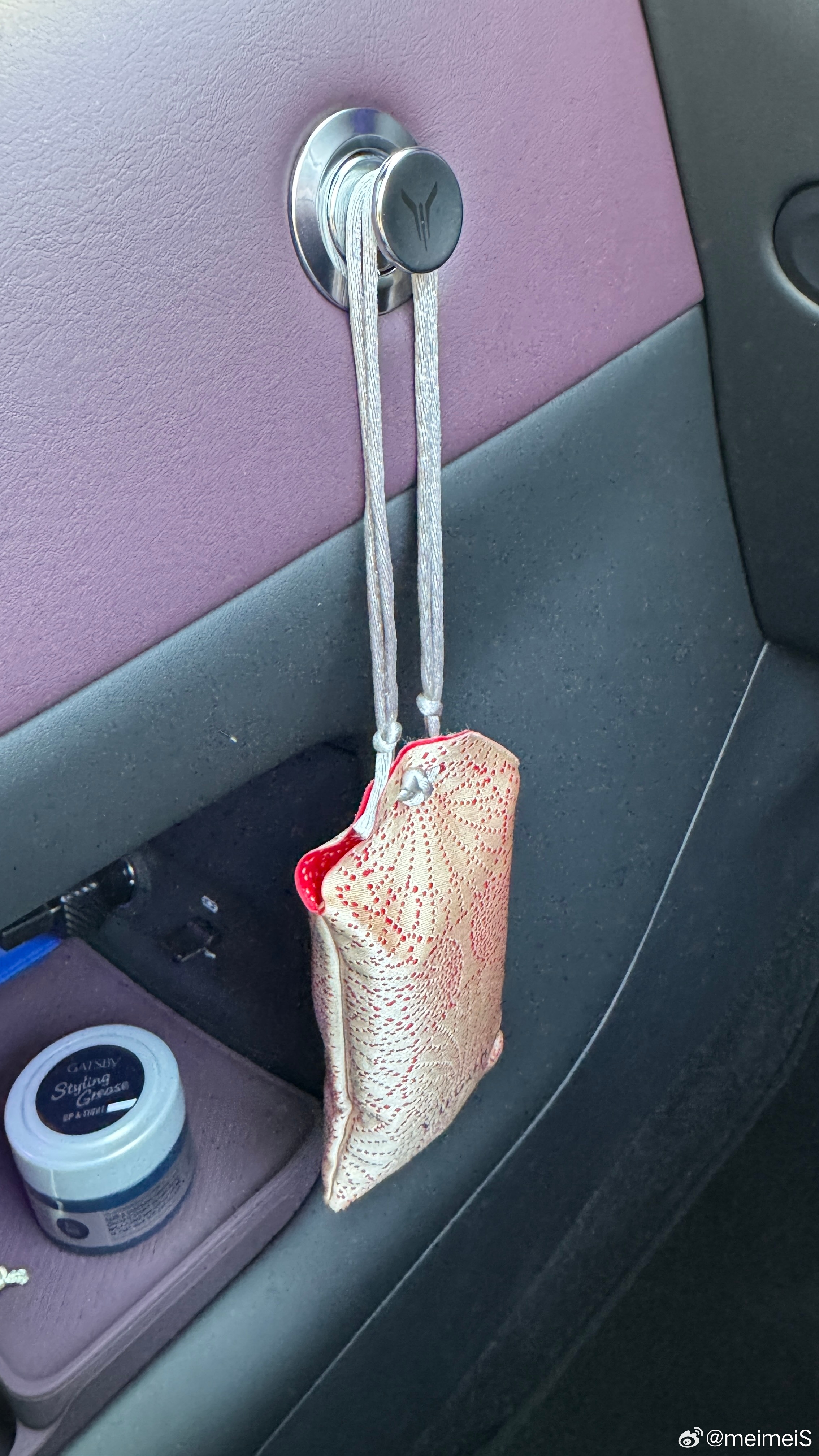 帅哥回来了衣服也和车色融为一体给我我带回泰国玫瑰香包不错 