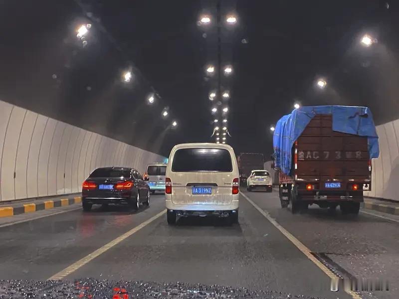 总归还是有人见义勇为
山东菏泽曹县的张健
自驾返乡时遇隧道追尾车祸
当时隧道内浓