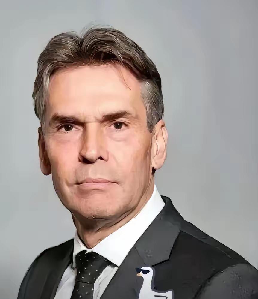 就在刚刚
荷兰对外宣布了
2025年10月17日，我国外交部发言人在例行记者会上