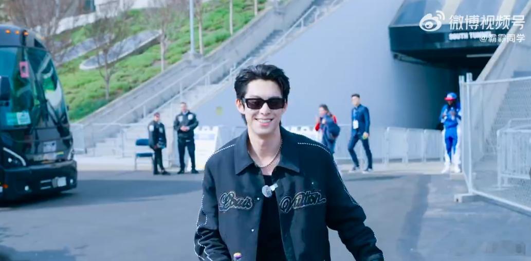 王鹤棣 热爱从不说慌一眼就能看见的真诚与热烈，王鹤棣从不掩饰心中所爱，这份坦荡与