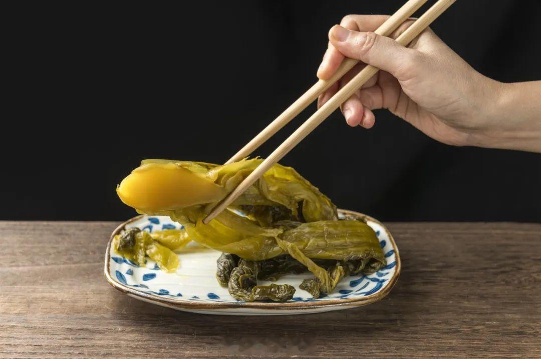微博辟谣 【酸菜腌制过程中会产生大量亚硝酸盐，吃了会致癌？这种说法并不准确】酸菜