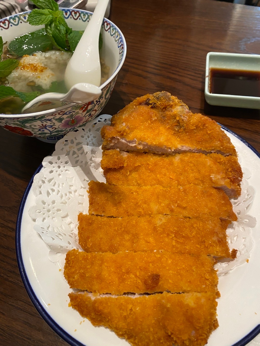 朋友回沪第一顿，要求吃上海小吃，乡愁的味道瞬间把她征服了。老板娘是一个穿着旗袍的